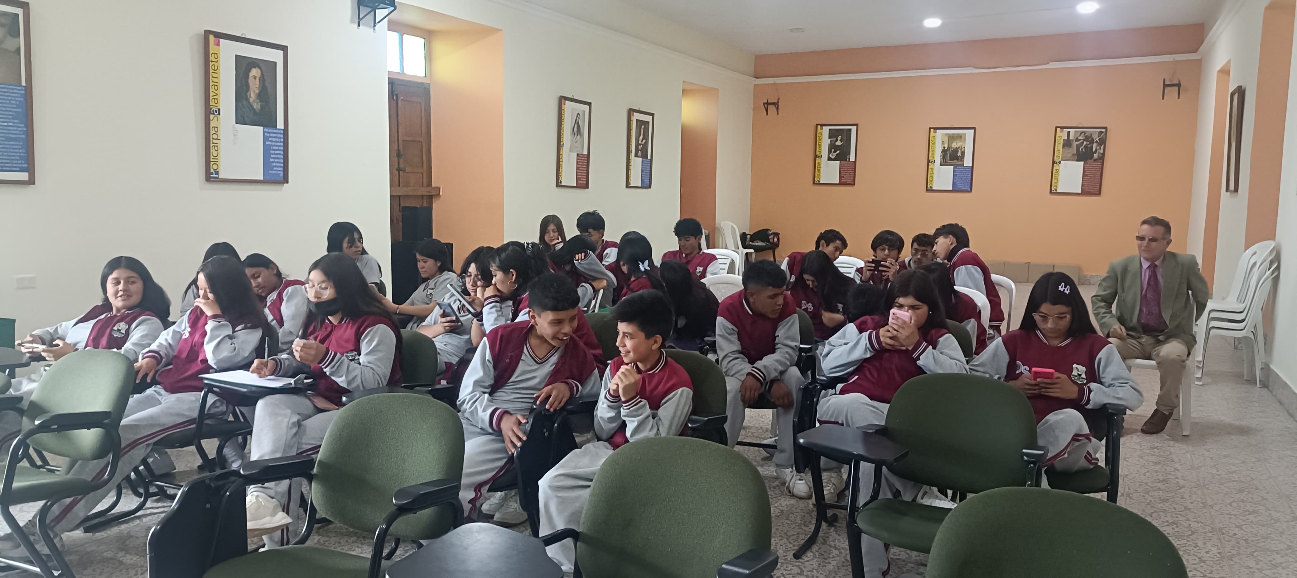 Adjunto Estudiantes divino salvador.jpg